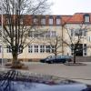 Links im Bild die Grafik von Architekt Manfred Lux aus Schlipsheim: Die Treppe der Grundschule wird eingehaust, obendrauf könnte sogar eine kleine Bühne gestellt werden. rechts ein Archivbild von der Grundschule am Martinsplatz. Die Treppe ist im Winter immer wieder ein Problem, weil Regenwasser gefriert oder Schnee geräumt werden muss. Im Gemeinderat präsentierten insgesamt drei Architekten ihre Ideen, wie man das lösen kann. 