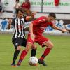 Der FC Mertingen II (mit Peter Niebler, in Rot) gewann gegen den TSV Bäumenheim (mit Johannes Mayer) trotz eines Eigentors. 