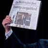 Donald Trump hält der Hauptstadtpresse eine Ausgabe der Zeitung „The Washington Post“ mit der Schlagzeile „Trump Acquitted“ – zu deutsch „Trump freigesprochen“ – entgegen.