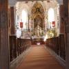 Die Türen stehen offen: Aber in vielen Kirchen (im Bild rechts Walkertshofen) gibt es am Wochenende Platzanweiser. Außerdem ist eine telefonische Anmeldung nötig.  	