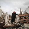 Ein Palästinenser steht  zwischen Trümmern eines Hauses m Gazastreifen-Die israelische Luftwaffe hatte eine nahe gelegene Basis der Hamas angegriffen