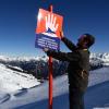 Lawinenwarnschild an der Kanzelwand bei Oberstdorf. Durch das warme Wetter der letzten Tage schmolz in der Bergen der Schnee und erhöht dadurch die Lawinengefahr erheblich.