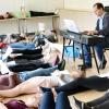 Rund 40 Schüler liegen auf dem Rücken und singen. Mit dieser unkonventionellen Methode will der Leiter des Vokal-Workshops, Martin Danes (am Keyboard), die Jugendlichen zu einer entspannten Kieferhaltung bringen.