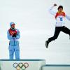 Bronzemedaillengewinner Fabian Rießle springt auf das Siegerpodest.