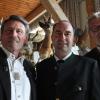 Ziehen an einem Strang: der Vorsitzende des Jagdverbands Hans Fürst (rechts), Hubert Aiwanger (Mitte) und Jürgen Ring.
