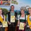 Honigprämierung: (von links) die Bayerische Honigprinzessin Linda Jakob, Christian Regler, Susanne Regler und Vize-Honigkönigin Laura Mache.