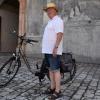 Ludwig „Luggi“ Herbinger mit seinem E-Bike im Hof des Neuburger Schlosses. Mit dem elektrischen Fahrrad unternimmt der ehemalige Wirt der „Blauen Traube“ in der Oberen Altstadt gerne und häufig Touren.  	 	
