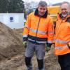 Maschinist Erich Reisch und Max Schmid vom Tiefbauamt der Stadt Krumbach sehen sich die Kanalarbeiten genauer an. 