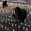 Aktivisten zünden knapp 5000 Kerzen an, um der Menschen zu gedenken, die am Coronavirus gestorben sind.