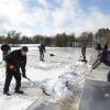 Das Dach der Eishalle wurde gestern vorsorglich von Mitarbeitern der Stadt und freiwilligen Helfern des HC Landsberg vom Schnee befreit. 	 	
