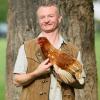 Der heitere Hühnerwirt Jürgen (42) aus Oberfranken, Bayern, lebt mit seinem Onkel auf einem Hof mit 11 ha Ackerland knapp 1000 Hühnern und Küken, 70 Enten, 30 Hasen und 5 Meerschweinchen.