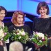 Autorin Antonia Rados l-r, Senta Berger und Ilse Aigner, Bayerns Medienministerin, freuen sich nach der Verleihung des Bayerischen Fernsehpreises "Blauer Panther" über ihre Auszeichnungen.