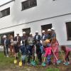 Vertreter von Stadt, Kindergarten und Bauunternehmen versammelten sich gemeinsam mit Kindergartenkindern zum Spatenstich für die neue Krippe an der Grundschule Illerberg.