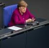 Das Smartphone als Instrument des Regierens: Schnelle Absprachen im Hintergrund erledigt Angela Merkel noch immer per Kurznachricht. 	