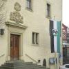 Trauerflor hängt an einer Stadtfahne vor dem Rathaus von Arnstein im Landkreis Main-Spessart.