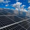 Ein Solarpark unter wolkigem Himmel. Auch in Holzheim soll durch Freiflächenphotovoltaik Energie gewonnen werden.