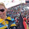 Im schweizerischen St. Moritz bei der Ski-Weltmeisterschaft ist die Hölle los: Mittendrin ist Monika Schieferle aus Todtenweis.