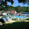 Das Lauterbacher Freibad hat nach zwei Jahren Sanierungspause wieder geöffnet. Während der Garten ein paar neue Bäume und einen direkten flacheren Zugang bekam, wurde das Funktionsgebäude (im Hintergrund) komplett saniert – mit neuen Duschen, Toiletten und Umkleiden im Untergeschoss sowie einem Balkon mit erweitertem Kiosk.  