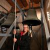 Stephanie Heiß, Pfarrerin der evangelischen Philippuskirche, muss die Glocken noch mit der Hand zum Läuten bringen.