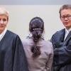 Die Angeklagte Beate Zschäpe (M) steht im Gerichtssaal des Oberlandesgerichts in München neben ihren Anwälten Anja Sturm und Wolfgang Heer.