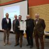 In der Bürgerversammlung wurde der Gemeinde Egling das Fairtrade-Siegel überreicht. Landrat Thomas Eichinger (links) beglückwünschte Bürgermeister Ferdinand Holzer (Dritter von links) und Gemeinderat Hanns-Dieter Schlierf (rechts).