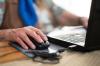Online-Betrug ist weit verbreitet und richtet sich auch häufig an ältere Menschen. 
