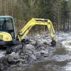 Bagger befreien den Seitelbach vom Eis. Hier kann jetzt Wasser aus der Singold abließen.