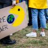 «Game Over» steht beim Klimastreik der Klimaschutzbewegung Fridays for Future auf dem Plakat einer Teilnehmerin.