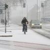 Vorsicht auf dem Fahrrad, wenn es schneit! Einige wagen es trotzdem.