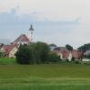 Die Ortsansicht von Egling mit der Pfarrkirche St. Vitus.