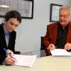 Carmen Reichert bei der Unterzeichnung ihres Arbeitsvertrags. Neben ihr sitzt Prof. Eberhard Schurk vom Stiftungsrat des Jüdischen Museums. 	