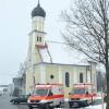 Über 200 Einsatzkräfte waren gestern in Balzhausen vor Ort. Im Bildhintergrund die Kapelle St. Leonhard.  