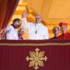 Kardinal Bergoglio (Mitte) winkt als neuer Papst Franziskus I. im Vatikan vom Balkon. Er ist als Nachfolger von Papst Benedikt XVI. gewählt worden. 
