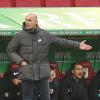 Augsburgs Trainer Heiko Herrlich und seine Mannschaft unterlagen zuletzt Hertha BSC. Nun erwartet den Fußball-Bundesligisten ein schweres Auswärtsspiel in Mönchengladbach. 