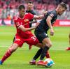 Florian Niederlechner, hier im Zweikampf mit Berlins Robin Knoche, vergab eine wichtige Torchance für den FC Augsburg.