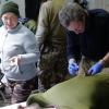 Chirurg Dmytro versorgt nahe der Front Verletzte. Nicht selten muss er notoperieren.