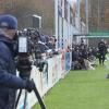 Ein Kamerateam der ARD hatte Landsbergs Spielertrainer Sascha Mölders (hinten, stehend) fest im Blick: Für ein Porträt des Ex-Profis wurden beim Spiel gegen Nördlingen Szenen gedreht. Foto: Christian Rudnik