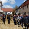 Die Rainer Hauptstraße ist von vorne bis hinten aufgerissen. Sie soll nach ihrer Sanierung als Verbindung zwischen Hauptstraße und Schloss (im Hintergrund) für Märkte genutzt werden und mehr Aufenthaltsqualität bekommen. Mit einem symbolischen ersten Spatenstich stellten sich gestern einige Repräsentanten des Projekts den Fotografen. An den Spaten: (von links) Franz Bauer (von Erde verdeckt) von der Burgheimer Tiefbau-Firma Ignaz Schmid, Zweiter Bürgermeister Leo Meier, Dritter Bürgermeister Hans Hafner, Architekt und Stadtplaner Rudolf Amann, Rita Kapfer von der Stadt Rain und Michael Mayer vom Ingenieurbüro Mayer. 