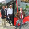 Bitte einsteigen, dazu laden die Dießener Ortsbus-Linienbetreiber (von links) Horst und Philip Schnappinger sowie Frank Ploner (rechts) vom Regionalverkehr Oberbayern ein, dazwischen ist Bürgermeister Herbert Kirsch. 