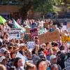 Teilnehmer einer Demonstration gegen den Klimawandel und für Klimagerechtigkeit stehen auf dem Platz der Alten Synagoge in Freiburg.