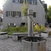 Erfrischendes reines Trinkwasser sprudelt hier am Trinkbrunnen an der Schwibbogengasse in der Augsburger Altstadt.