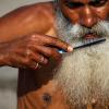 Ein strenggläubiger Hindu, ein «Sadhu» (Heiliger Mann), kämmt sich im Tempel Pashupatinath seinen Bart.