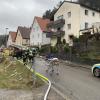 Bei einer Explosion in Blaubeuren ist eine Person ums Leben gekommen. Auf der Wiese links im Bild liegen die Reste der Fenster, die Löcher im Haus rechts zeugen von der Detonation. 	