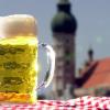 Ein frisch gezapftes Bier schmeckt vielen Bayern im Biergarten. Aber was darf überhaupt ins Bier hineingemischt werden? 1516 gab das Reinheitsgebot eine klare Antwort darauf.