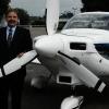 Johann Heitzmann, Geschäftsführer von Grob Aircraft, freut sich bei der Übergabe der ersten neuen G115-Trainingsflugzeuge.