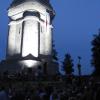 Beim Bismarckturmfest der Bereitschaft des Roten Kreuzes Steppach sorgt die Beleuchtung für romantische Stimmung.  
