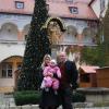 Clara und Peter Löw, im Bild mit ihrer einjährigen Tochter, laden wieder zum stimmungsvollen Kipferlmarkt in den Hof ihres Schlosses in Hofhegnenberg ein.