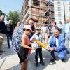 Bim Kindergarten Weststadt in Günzburg wurde in kleinem Rahmen ein symbolisches Richtfest gefeiert. Auch eine Zeitkapsel wurde eingebaut. Nawrar und Felix vom Kinderhaus Hagenweide durften sie befüllen.