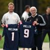 Ex-Football-Profi Markus Kuhn präsentiert mit Bundestrainer Julian Nagelsmann und Sportdirektor Rudi Völler die NFL-Trikots der New England Patriots.