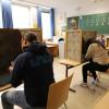 Rund 9,4 Millionen Menschen waren dazu aufgerufen. In der Birkenau-Schule in Augsburg Lechhausen setzen Wählerinnen und Wähler ihre Kreuzchen.